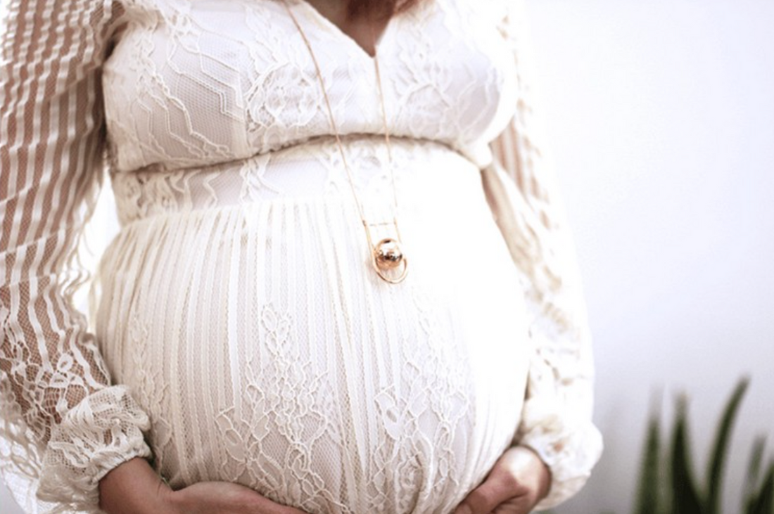 Femme enceinte qui porte un bola de grossesse