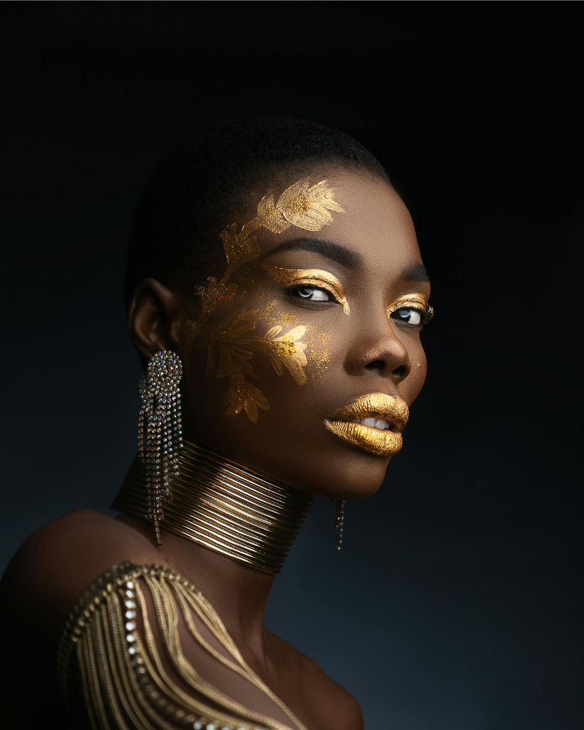Femme or et argent qui porte des bijoux