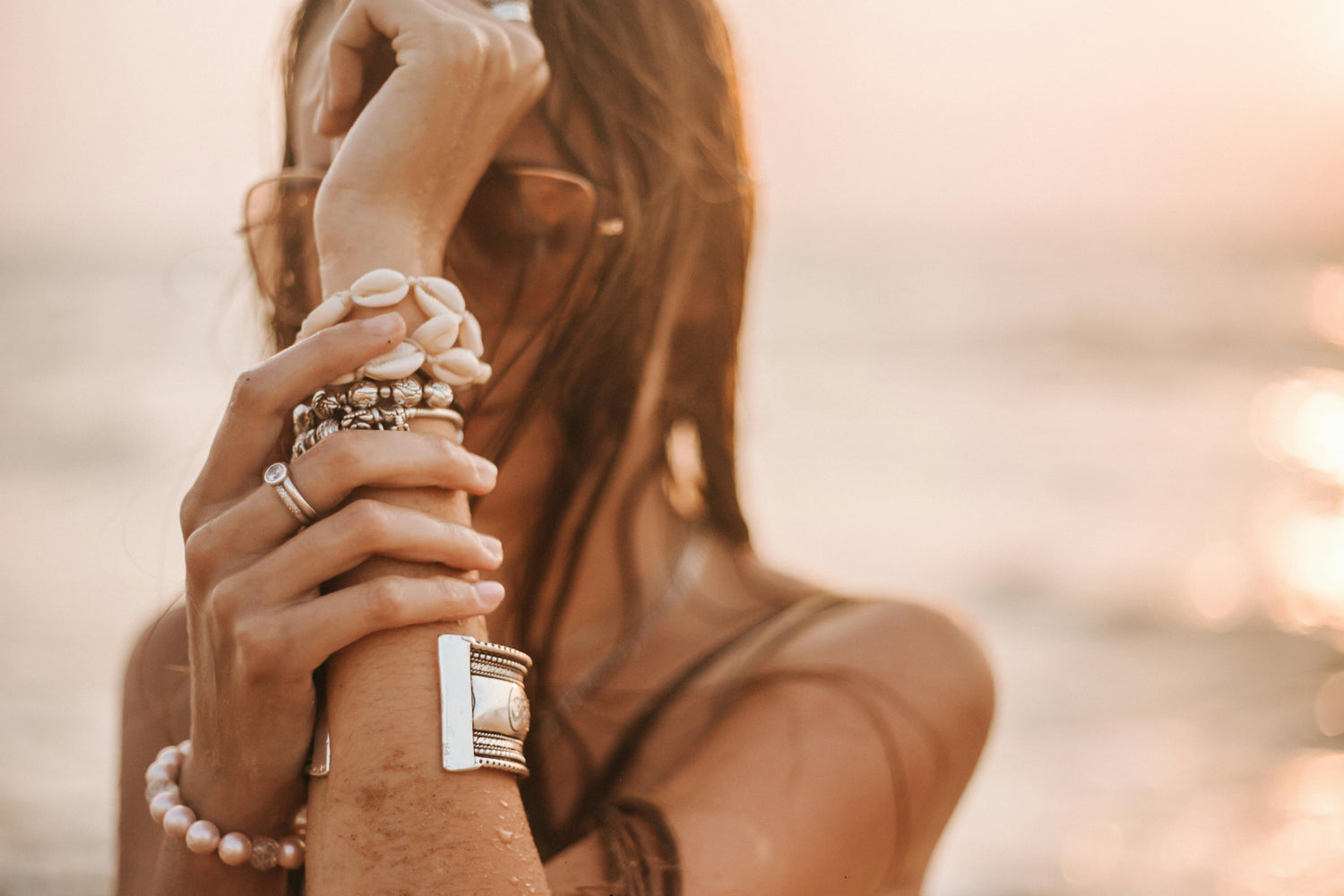 femmes qui porte des bracelets fantaisies